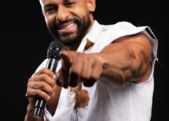 Cantor Júnior Luzz é atração musical da Feira Café Fofoca e Arte neste sábado (7 de março)