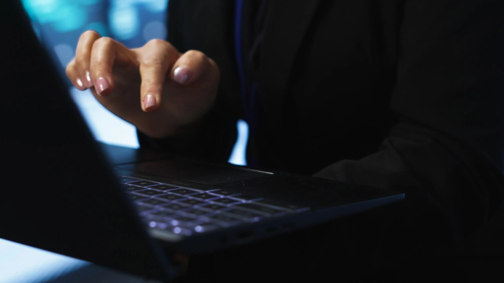 Editar informações da imagem pessoa no notebook - golpe
