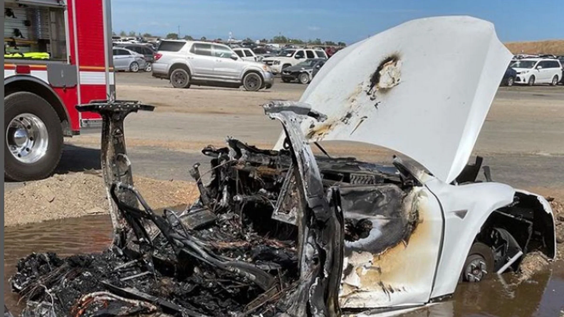 Editar informações da imagem Carro Tesla incêndio fogo