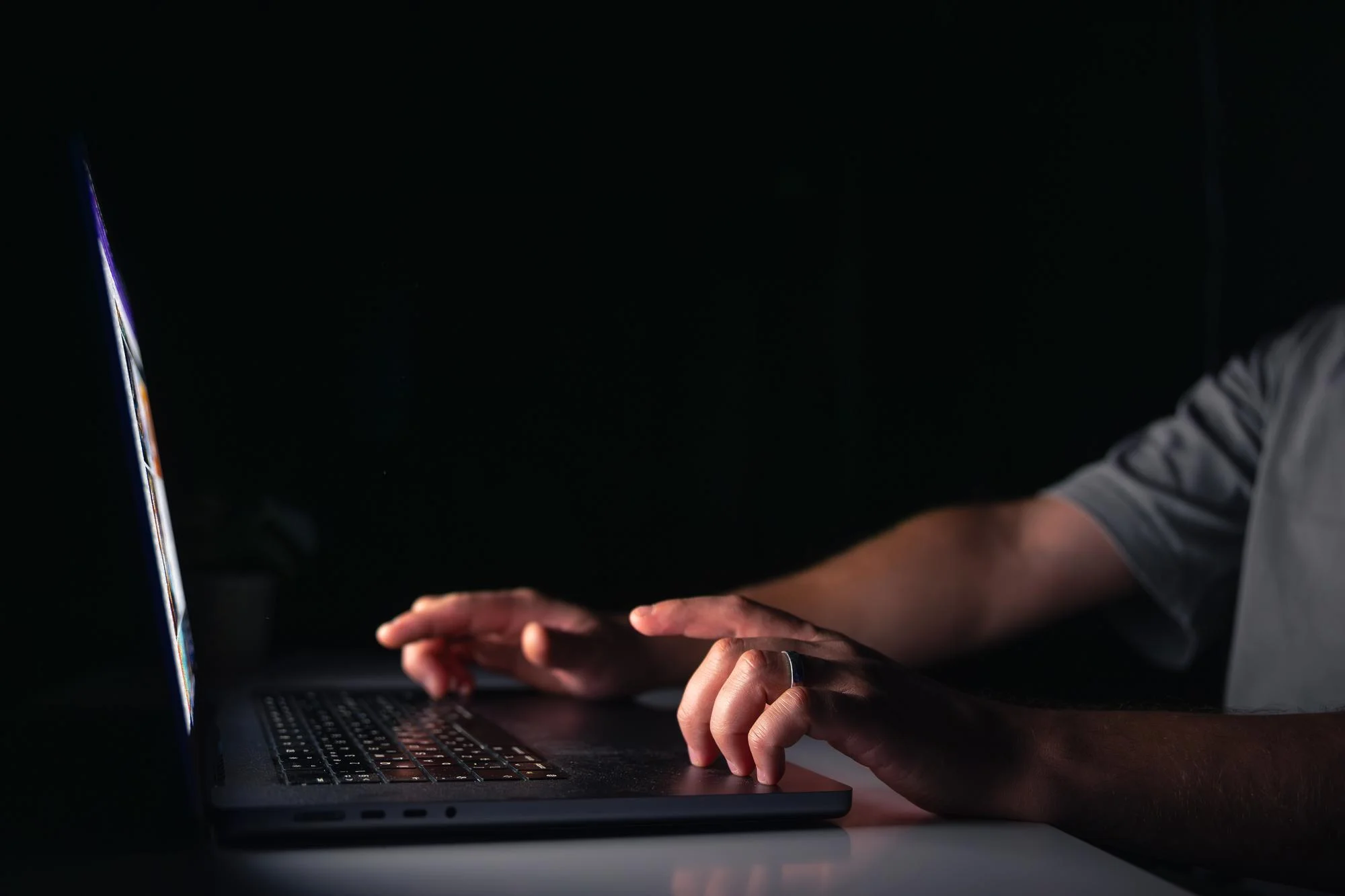 Editar informações da imagem pessoa no notebook - golpe