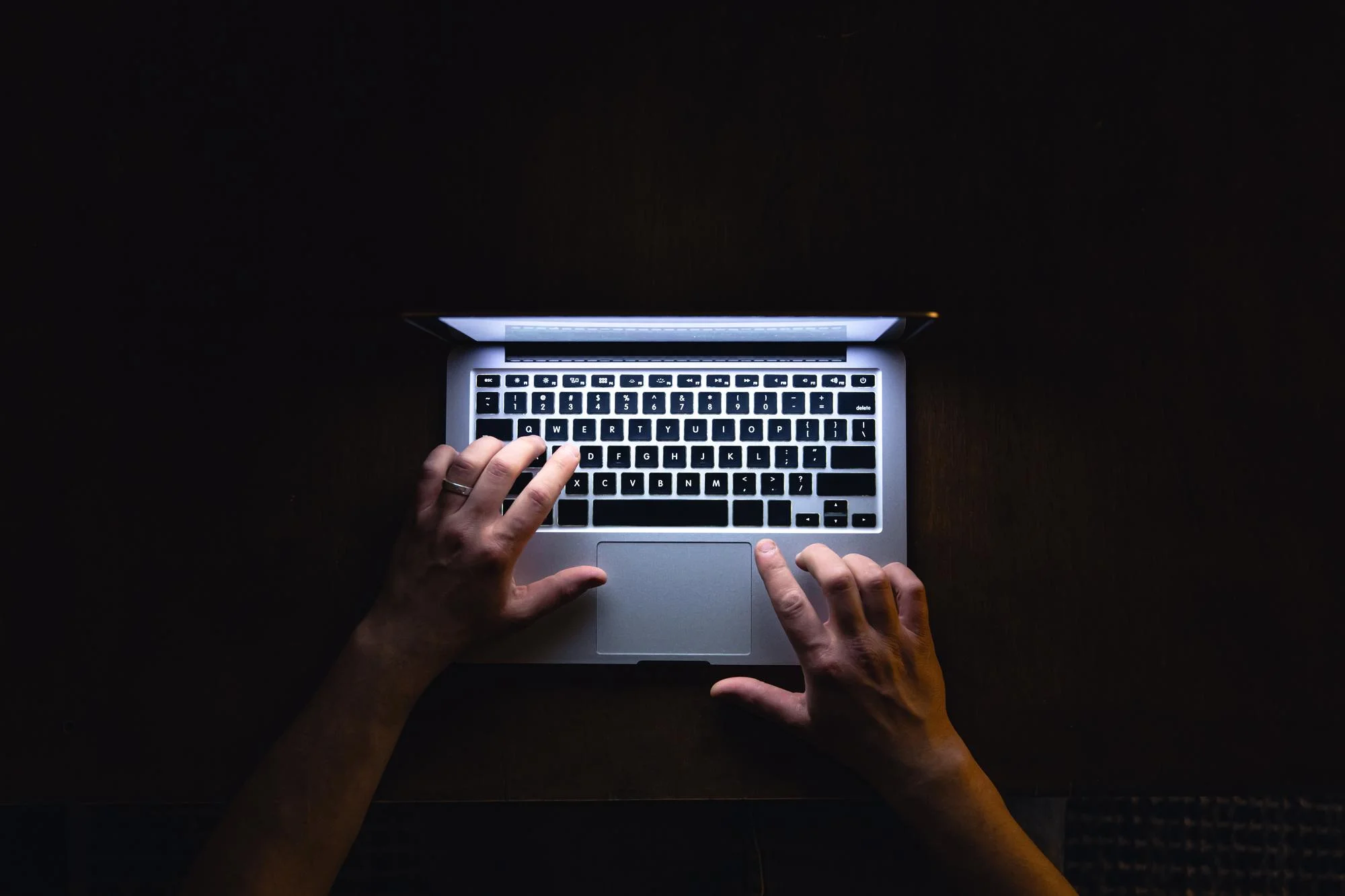 Editar informações da imagem Pessoa no notebook - Golpe