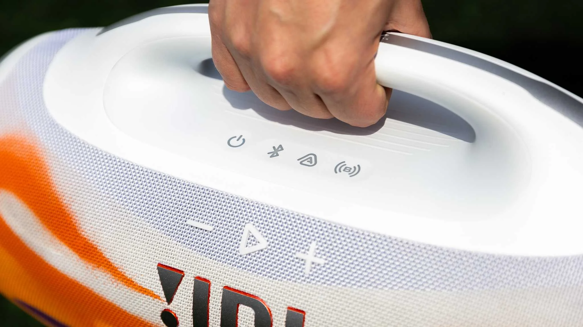 JBL Boombox 4 Botões Power, Bluetooth, Auracast, Broadcast, Play e Volume
